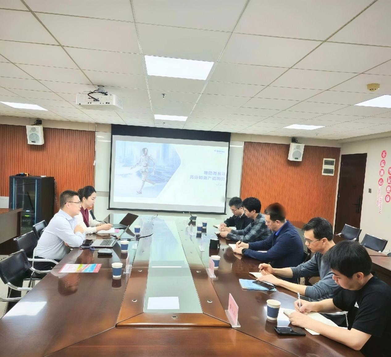 校企合作 | 伟德国际1949与深圳市越疆科技股份有限公司共话具身智能人才培养新路径