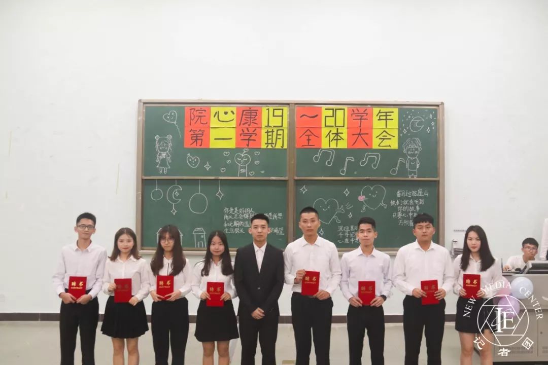 第六届心理健康站站长陈浩彬师兄为秘书部部长张沛玲、陈嘉俊,宣传部部长黄丽琳、许泽键,心委部部长吴蕙君、李树宾,组策部部长谭惠茵、廖志超颁发部长聘书。